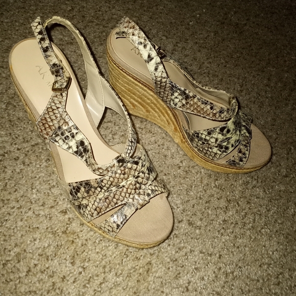 Anne Klein Killer Wedges. Size 7 - Picture 3 of 7